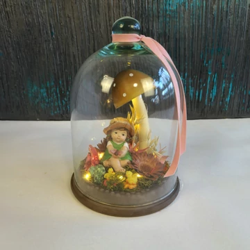 Kislányos üvegbúra LED világítással. Erdei dekoráció kerámia talppal.